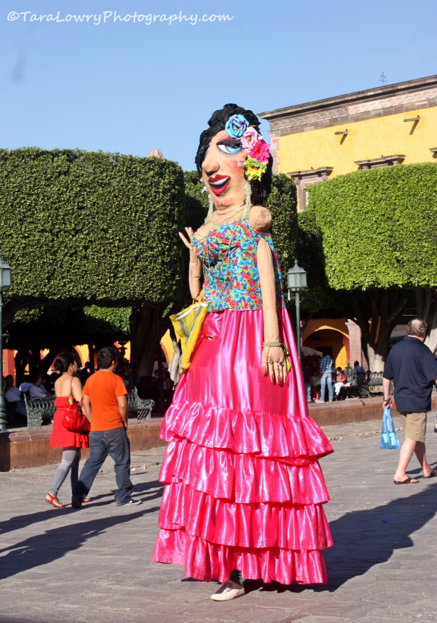 Some of the puppets seen during Carnaval aren't so little.  'Mojigangas' are a common sight around San Miguel de Allende.  This lovely lady is all dressed up for Carnaval. Good luck trying to reach her head to smash a 'cascaron'....
